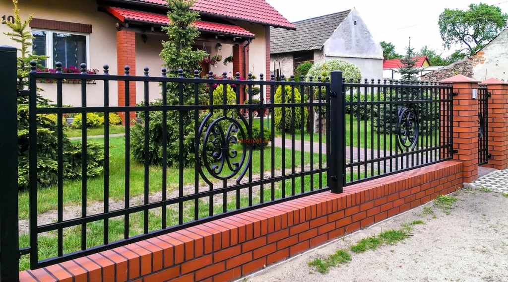 Купить Забор для загородного дома кованый на кирпичных столбах в Москве по цене от 4500 руб. Забор для загородного дома кованый на кирпичных столбах купить Москва